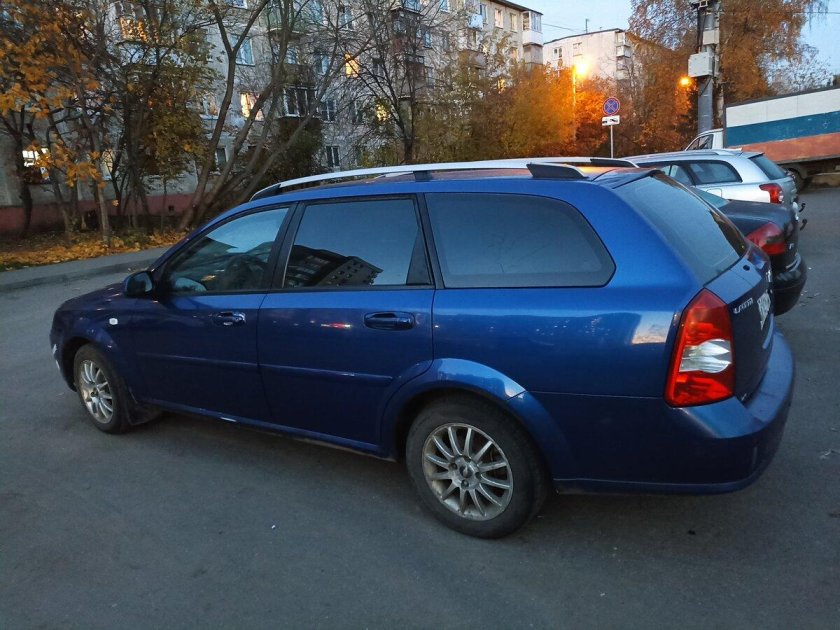 Синяя Лачетти в горах