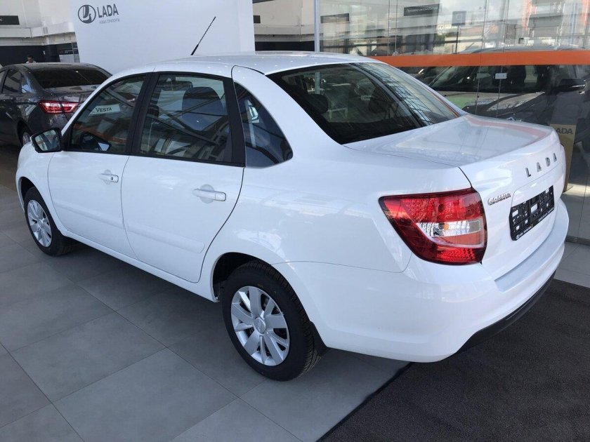 Лада Гранта седан 2023 белая