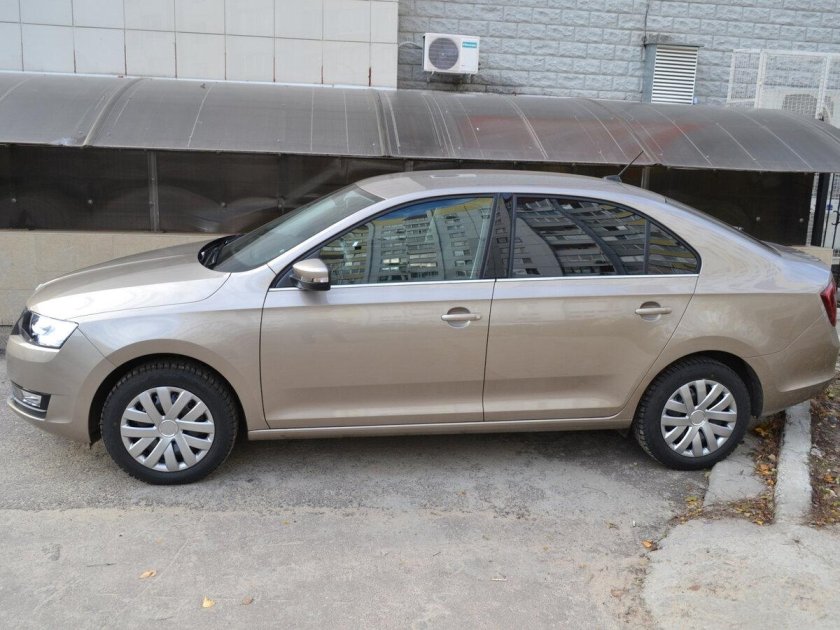 Шкода Рапид бежевый