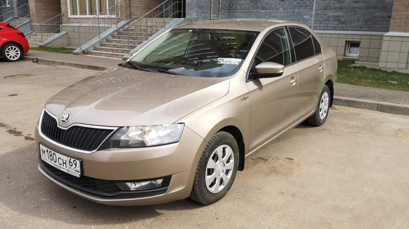 Шкода Рапид бежевый
