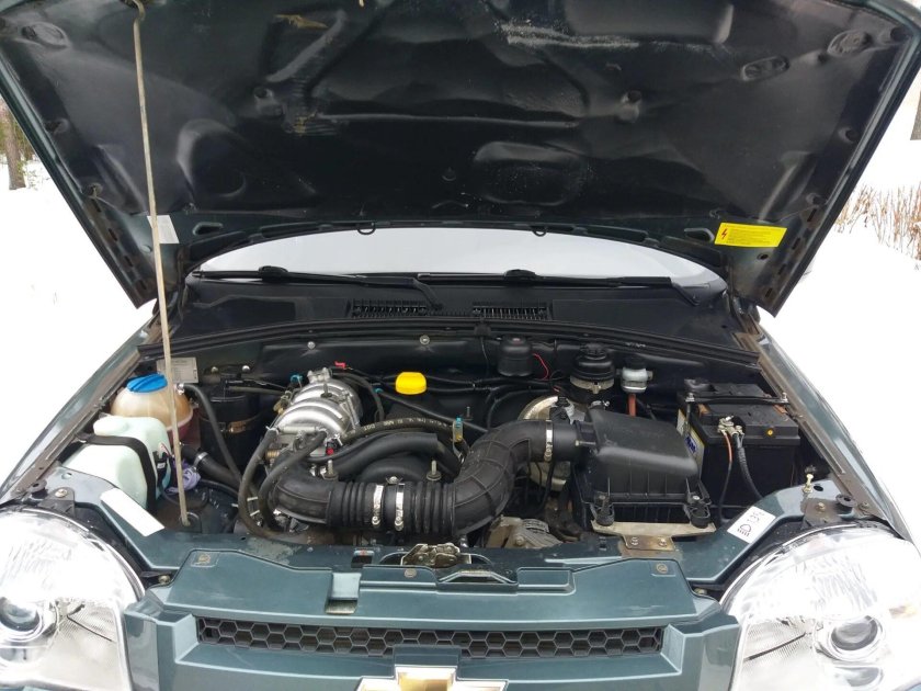 Моторный отсек Шевроле Нива