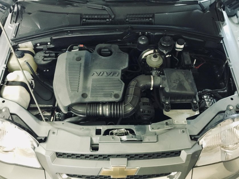 Подкапотное пространство Шеви Нива