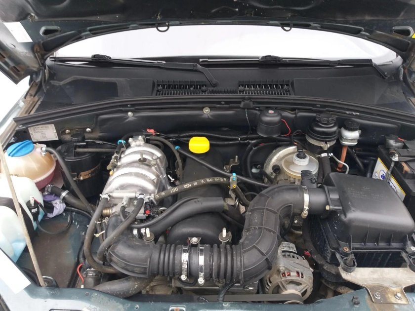 Моторный отсек Шевроле Нива