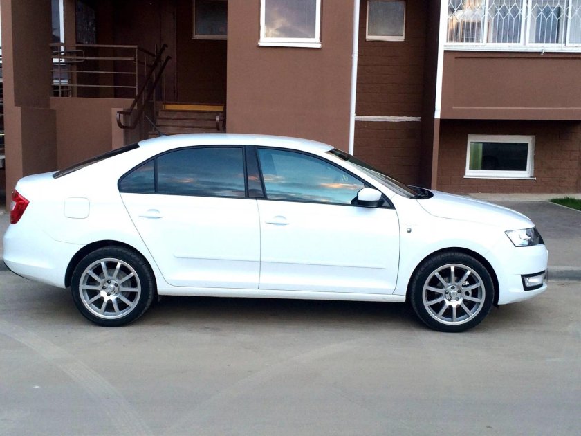 Белые r17 Skoda Rapid
