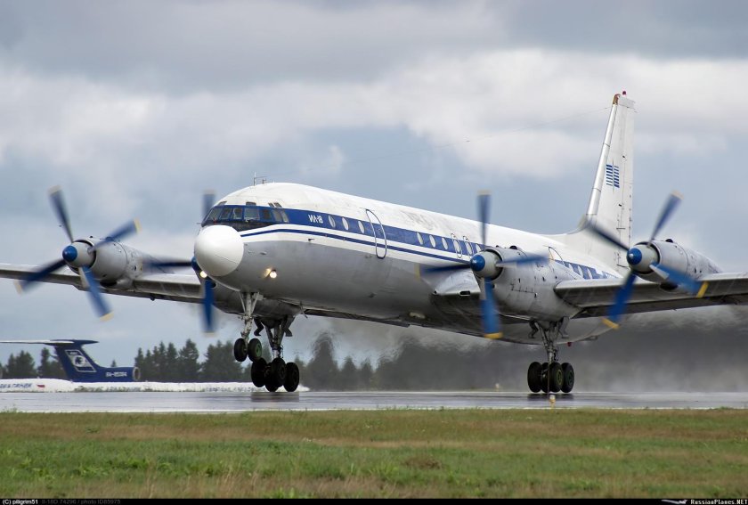 Турбовинтовой пассажирский самолет ил-18