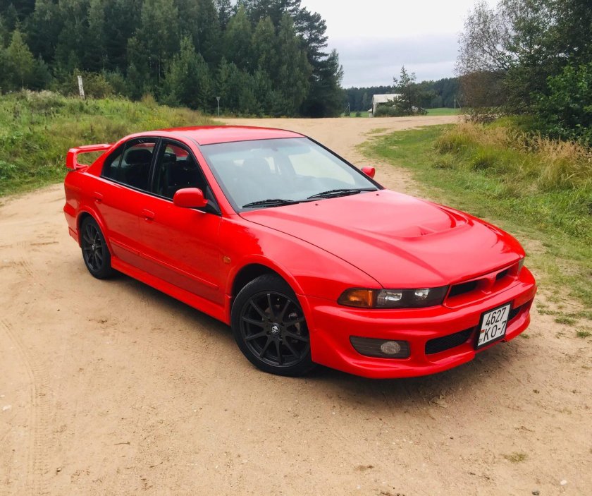 Красный Мицубиси Галант 8