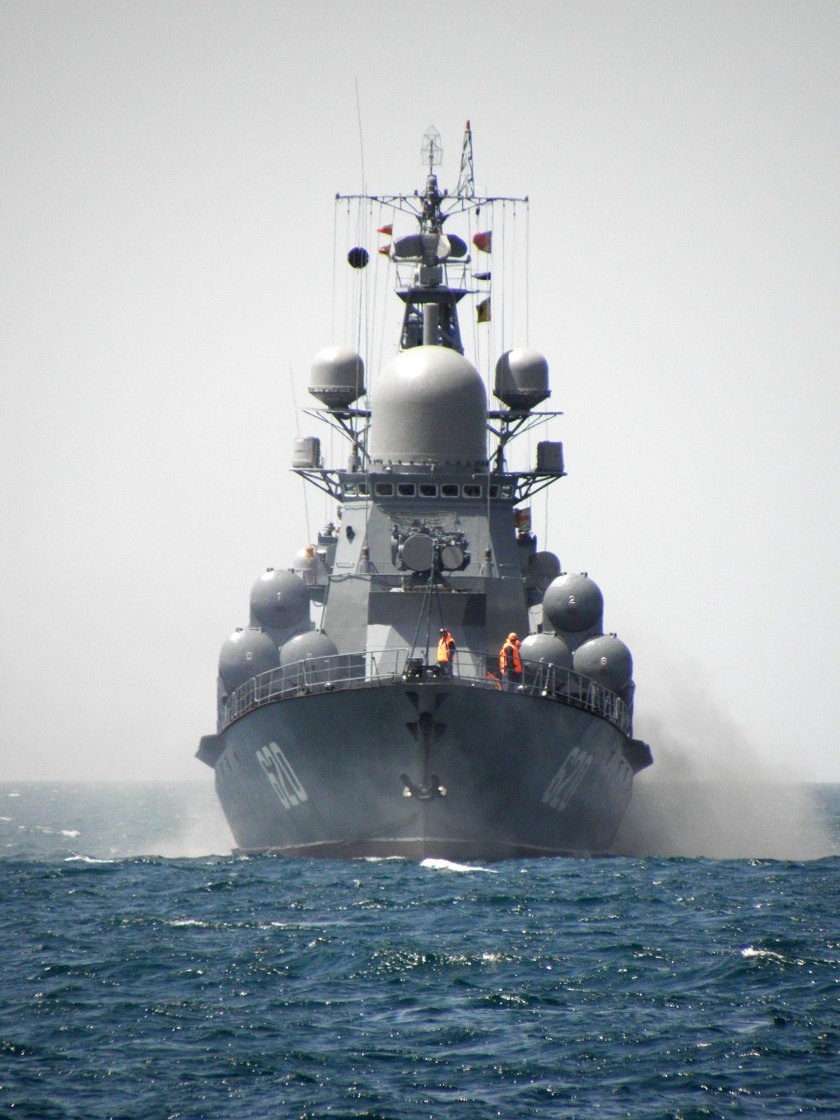 Флагман — Гвардейский ракетный крейсер проекта 1164 «Варяг».