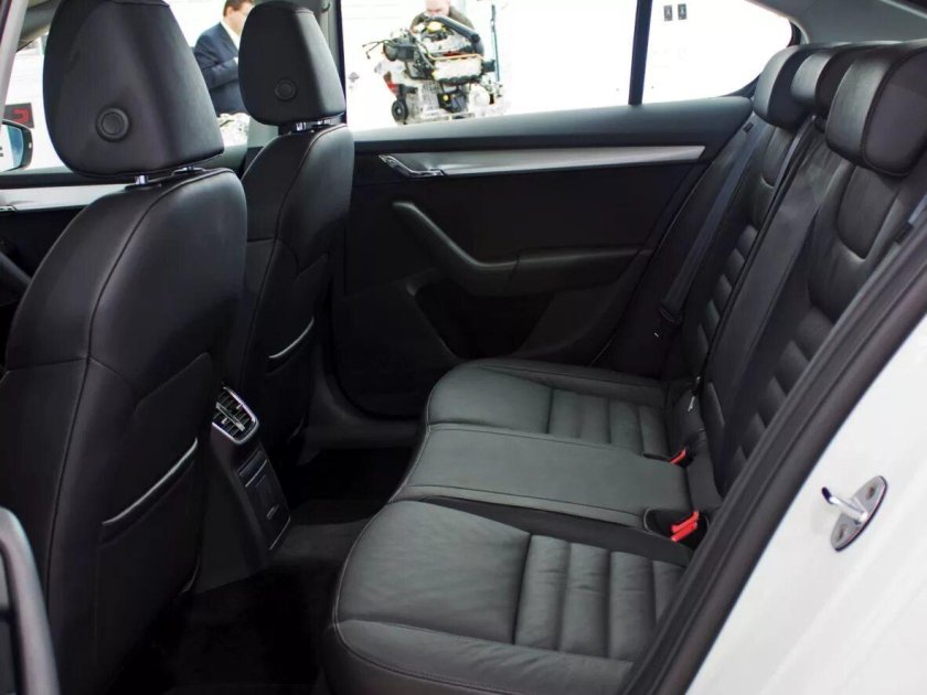 Октавия 2018 салон сзади