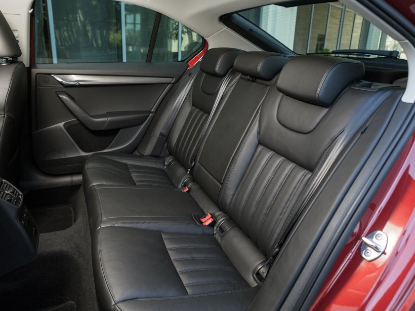 Октавия 2018 салон сзади