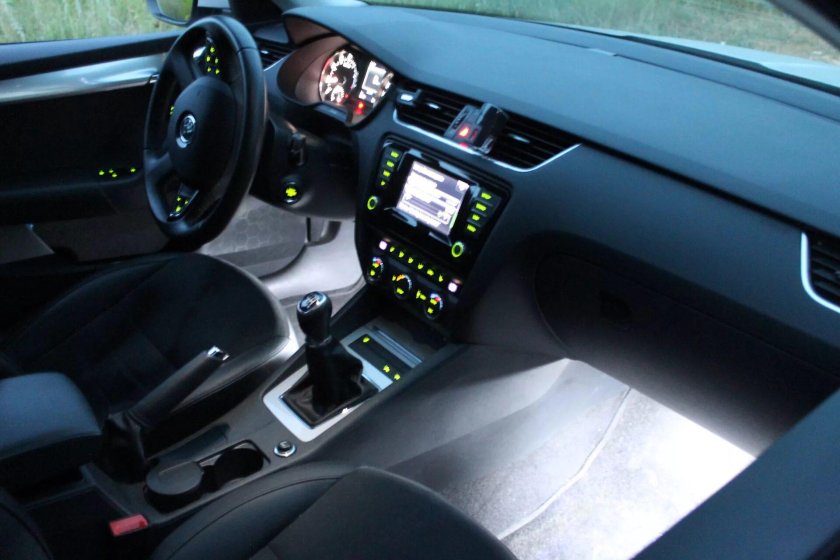 Подсветка салона Шкода Октавия а7