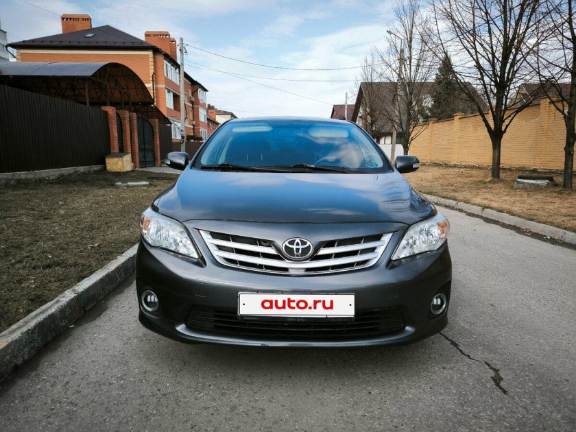 Серая тойота королла