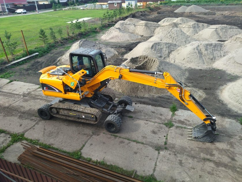 Колесный полноповоротный экскаватор