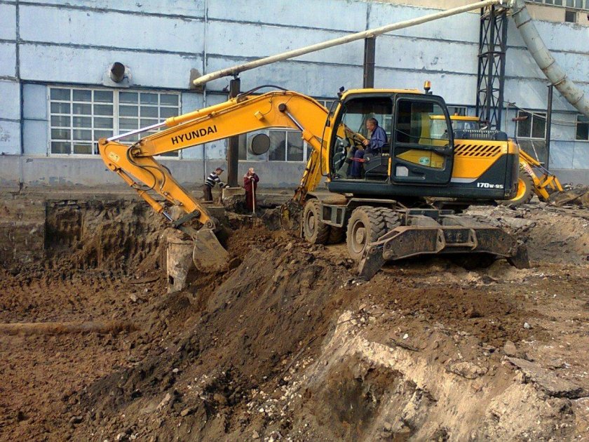 Полноповоротный колесный экскаватор