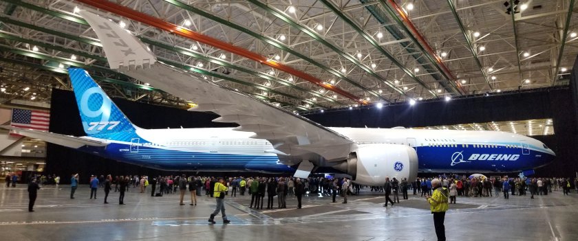 Боинг 777 в ангаре