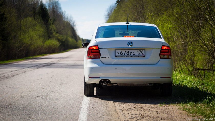 Поло седан сзади