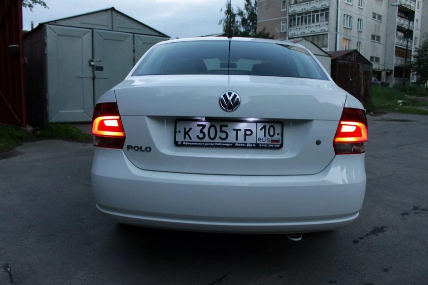 Volkswagen Polo sedan сзади