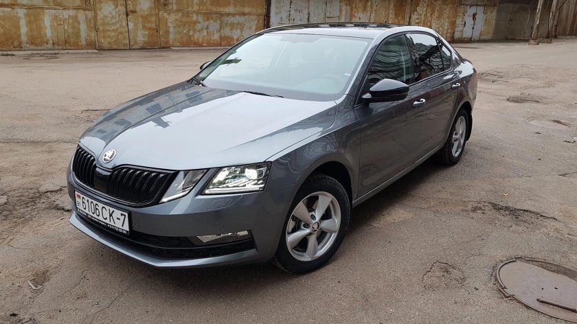 Skoda Octavia 2021 серый металлик