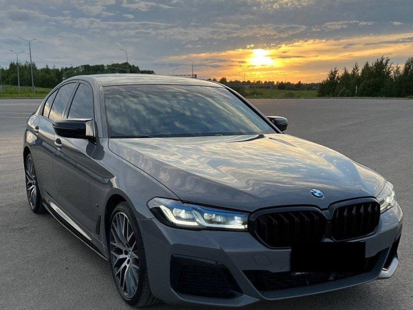 БМВ 5 серая 2022