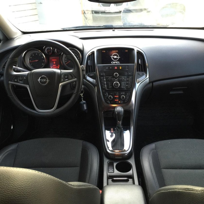 Opel Astra j комплектация Cosmo 2010