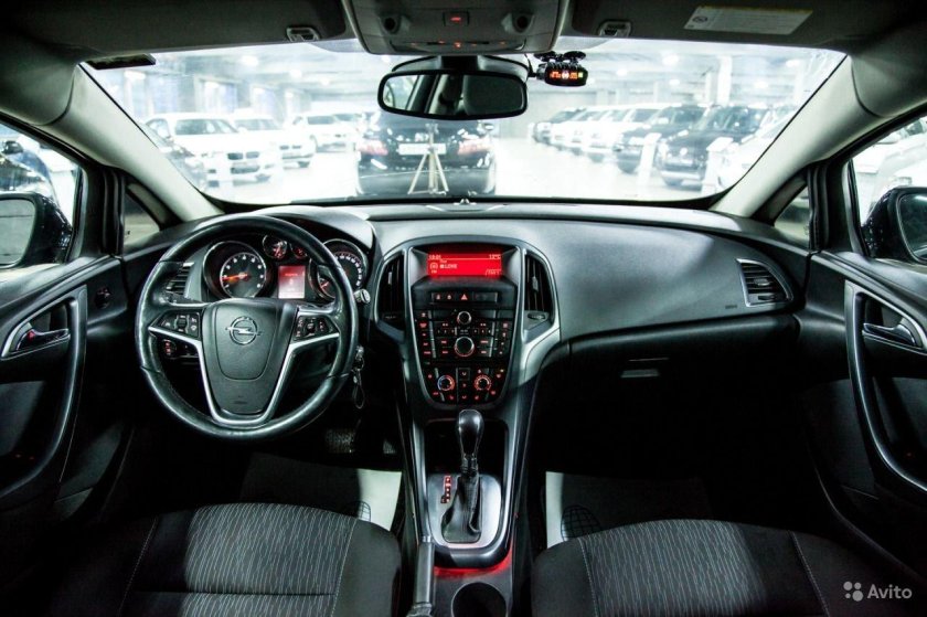 Opel Astra GTC 2012 салон
