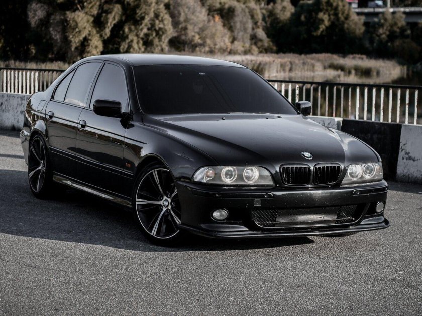 BMW e39 черная