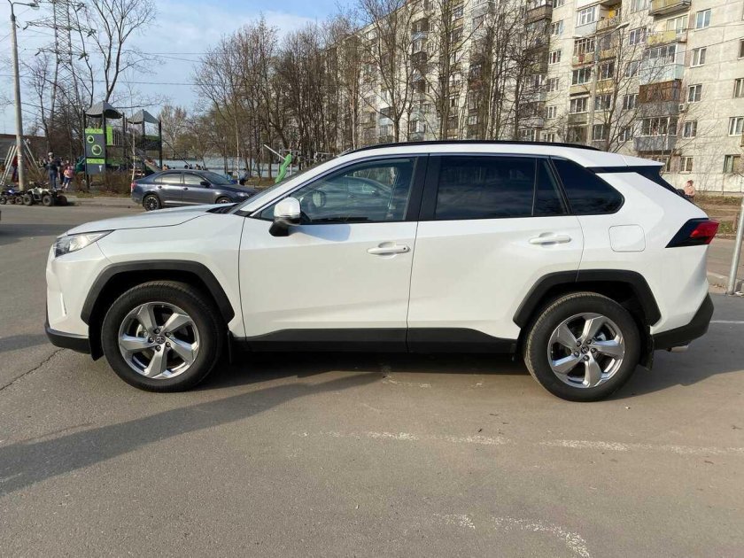 Toyota rav4 2021 белый