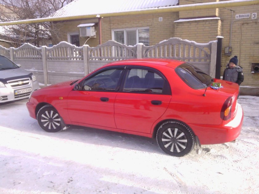 Chevrolet lanos красный