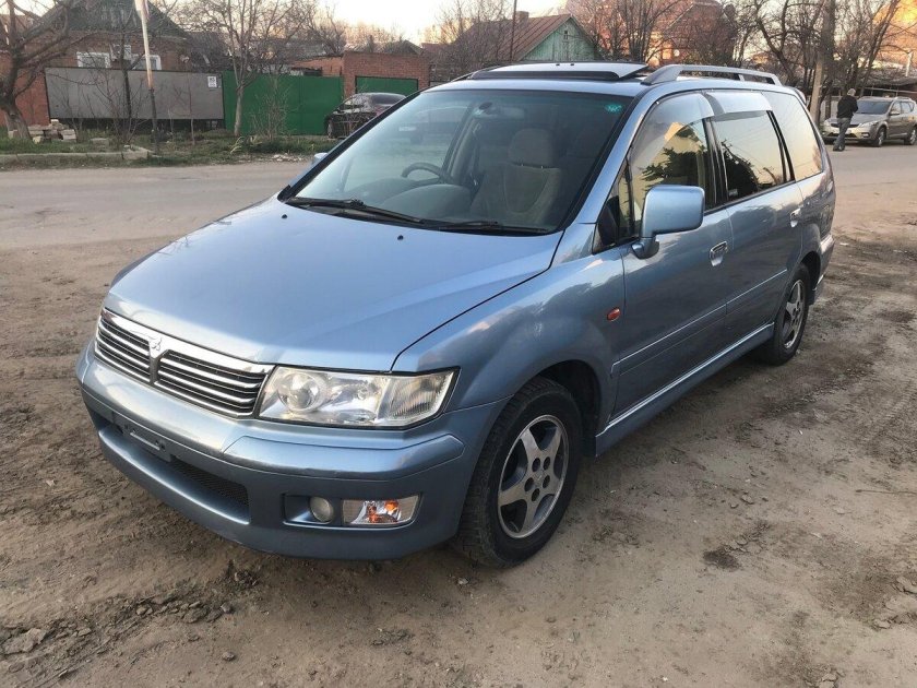 Mitsubishi Chariot 2001