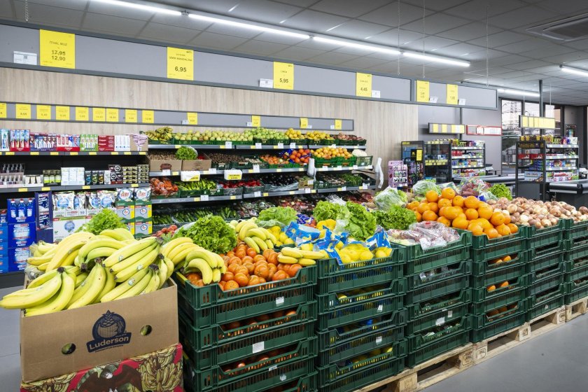 Прилавок с овощами и фруктами