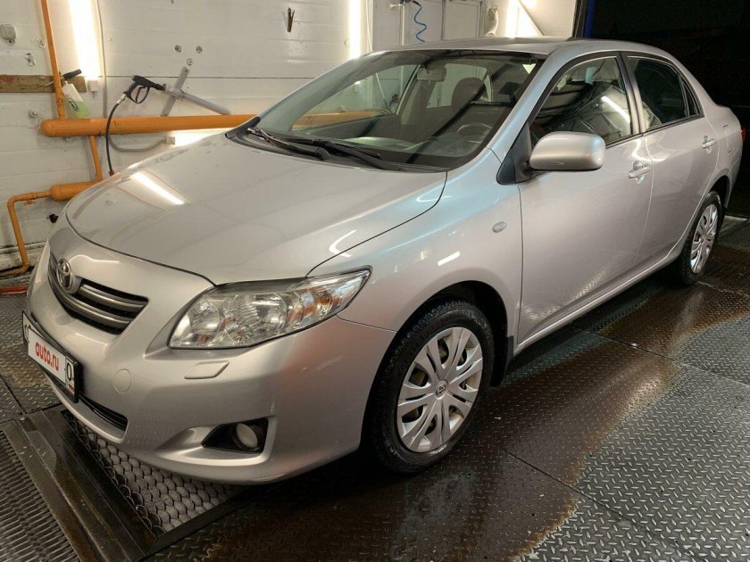 Тойота Королла серебристого цвета