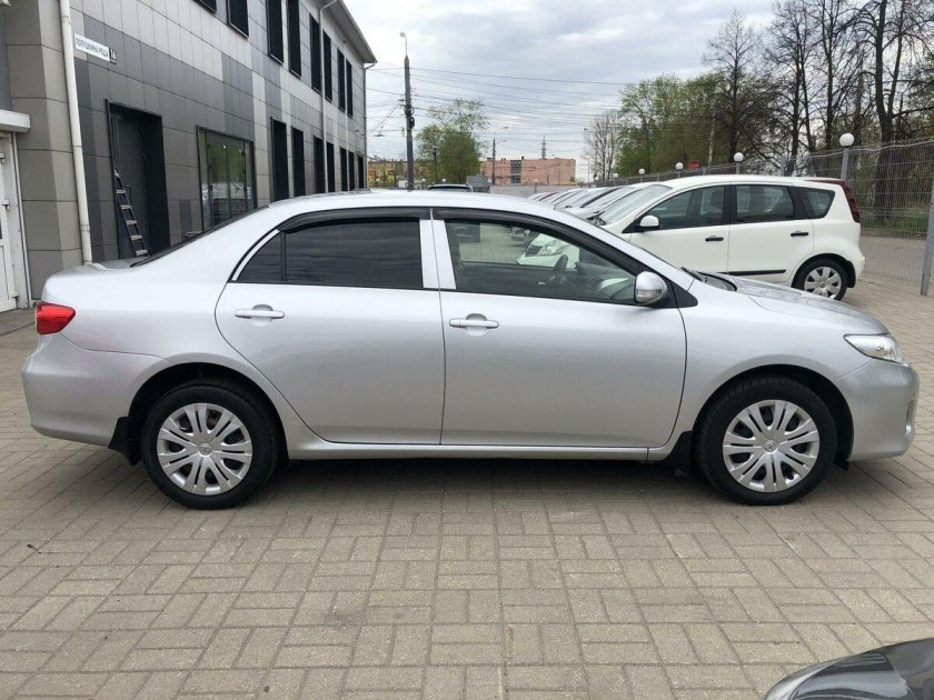 Тойота Королла 2012 серебристая