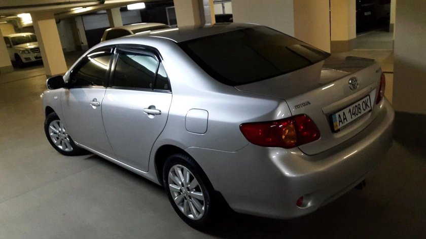 Тойота Королла 140 серебристая