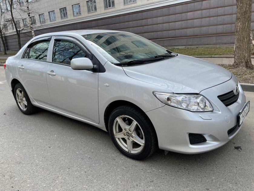 Toyota Corolla e150 2007 серебристый