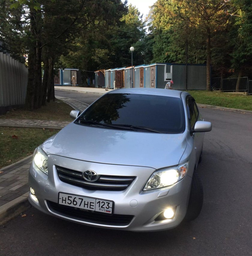 Тойота Королла 150 серебристая тонированная