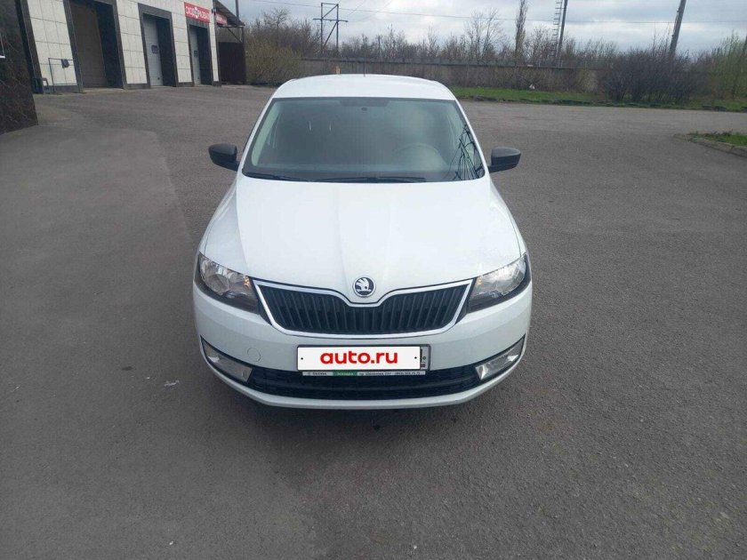 Белая шкода рапид