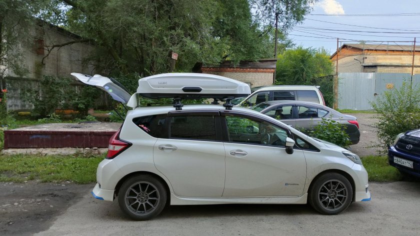 Ниссан Тиида с боксом на крыше