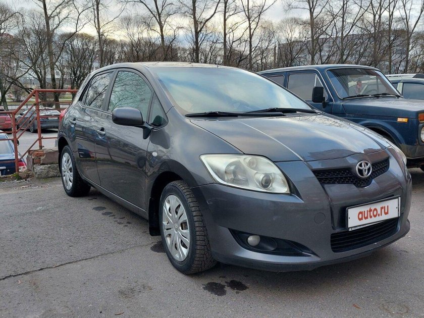 Тойота аурис серая