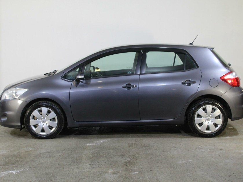 Тойота аурис 2011 года