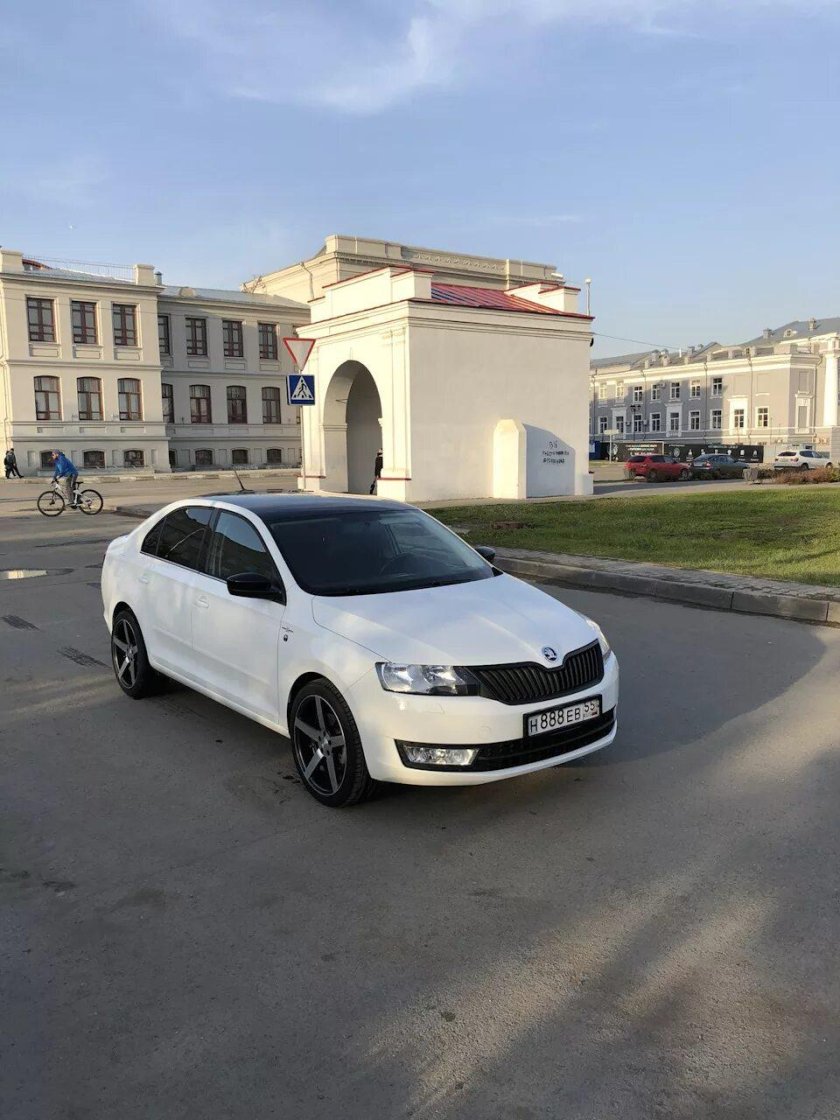 Шкода Рапид белая