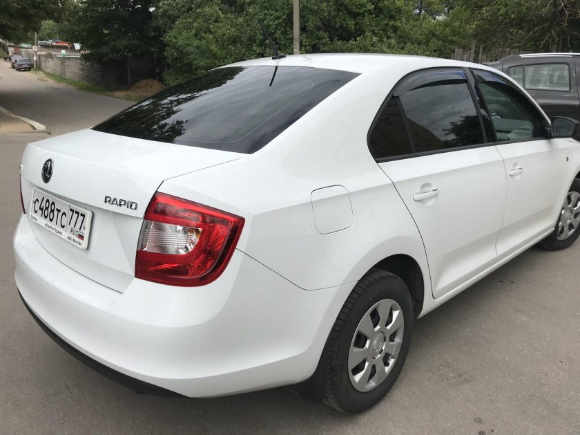 Шкода Рапид белая тонированная