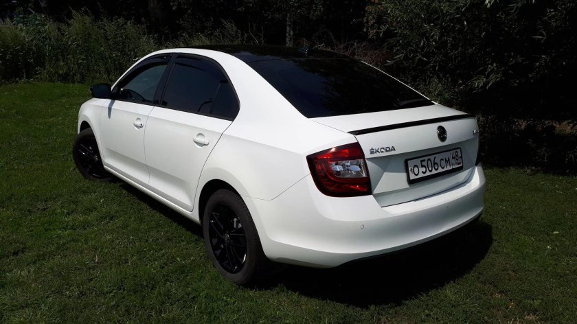 Шкода Рапид белая