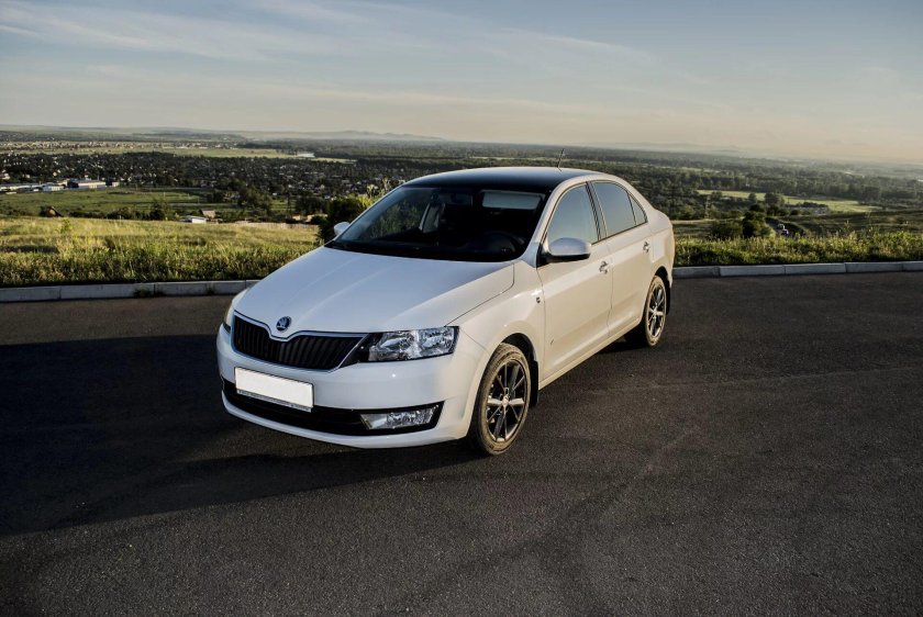 Шкода Рапид белая