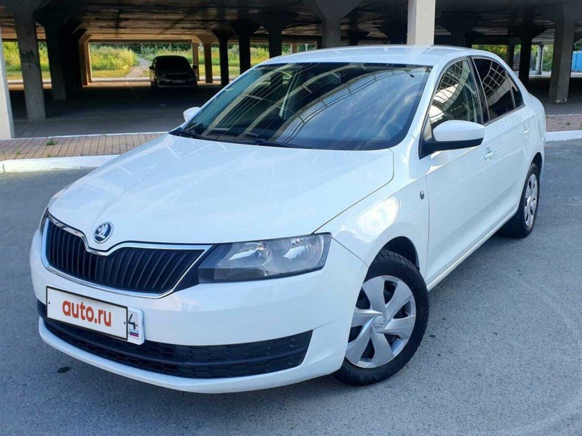 Шкода Рапид белая