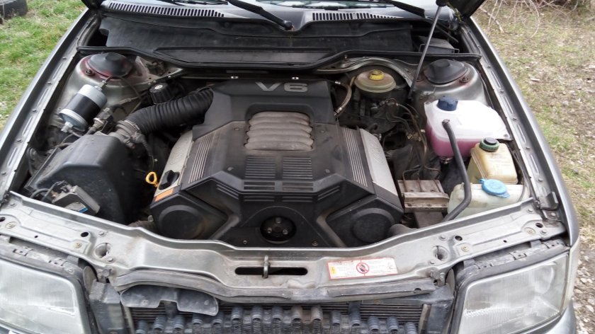 Подкапотка Audi 100 c4