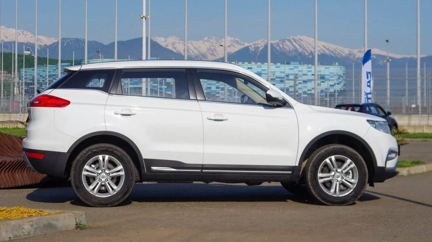 Geely Atlas вид сбоку