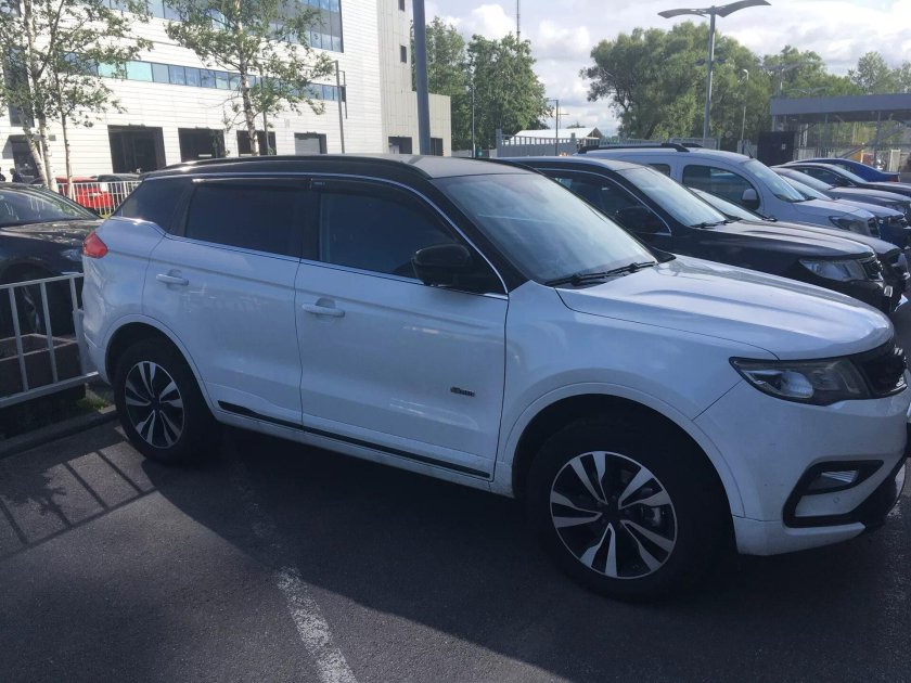 Geely Atlas Atlas белый с черной крышей