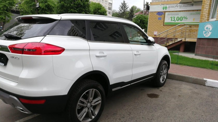 Geely Atlas белый