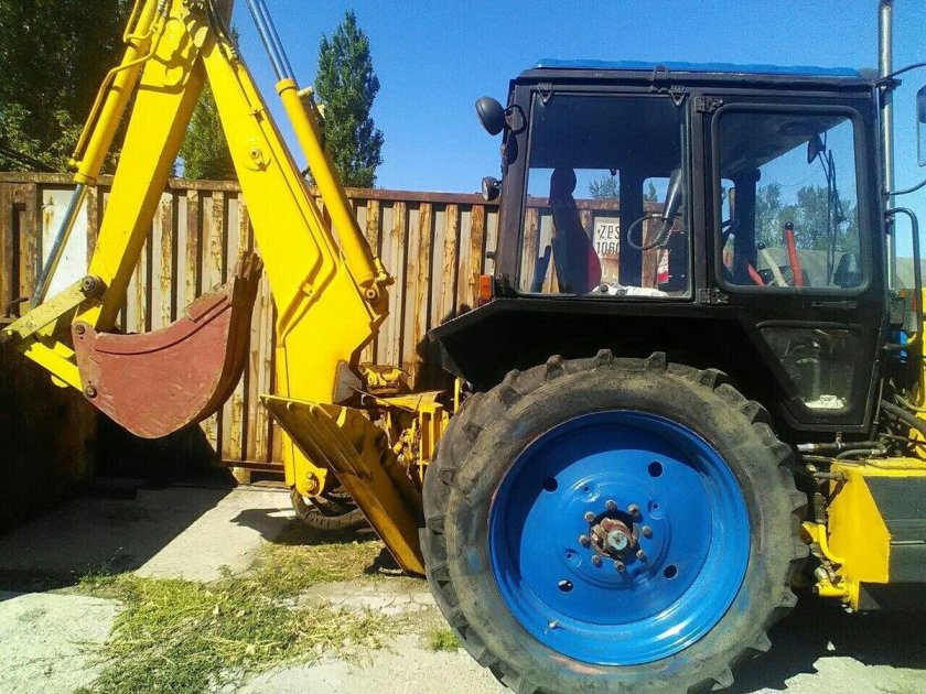 Экскаватор-погрузчик ЭО-2101