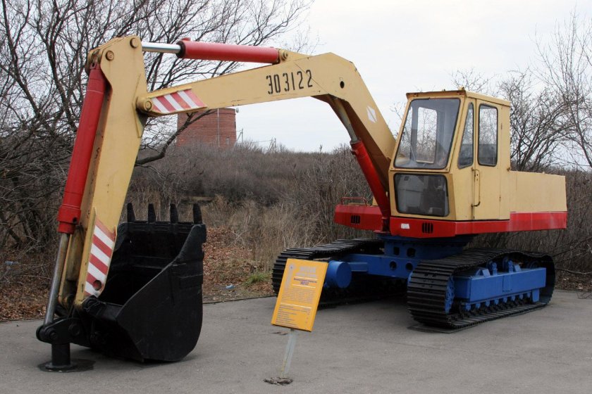 ЭО-3122 экскаватор