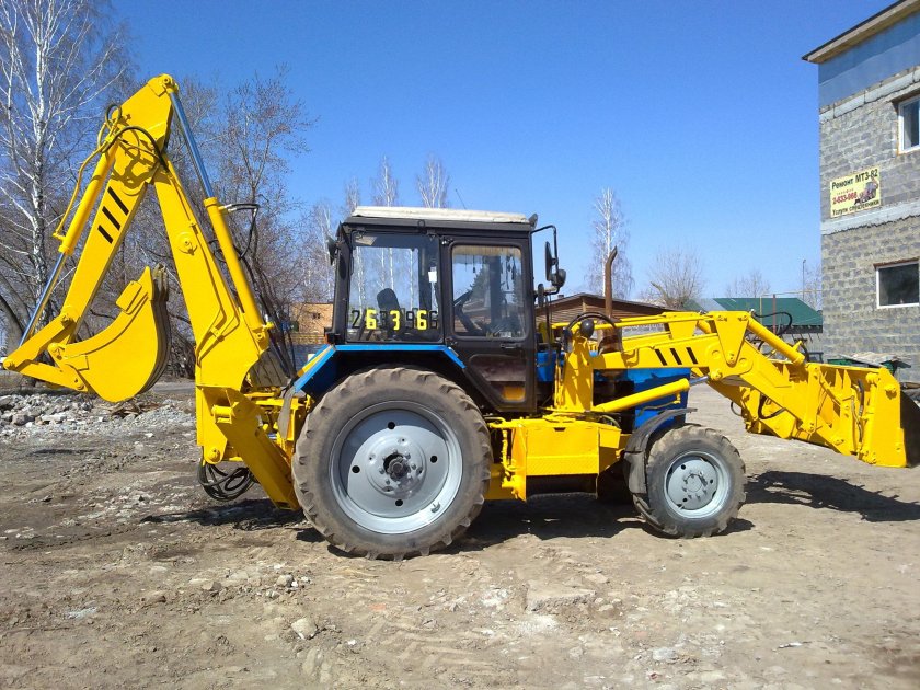 Экскаватор-погрузчик ЭО-2101